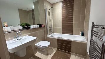Apartment | Bathroom | Combined shower/bathtub, deep-soaking bathtub, free toiletries, towels