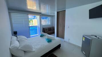 Phòng phong cách cổ điển, quang cảnh hồ bơi | Két bảo mật tại phòng, bàn ủi/dụng cụ ủi quần áo