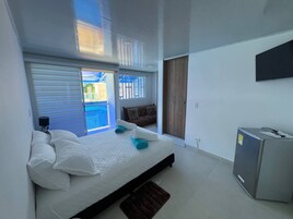 Caja de seguridad en la habitación y tabla de planchar con plancha 