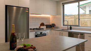 Microondas, horno, placa de cocina y lavavajillas