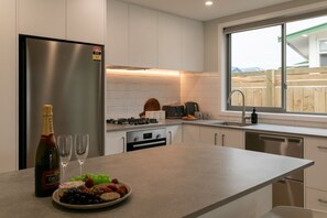 Micro-ondes, four, plaque de cuisson, lave-vaisselle