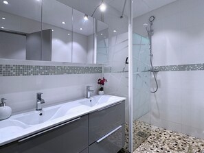 Jetted tub, hair dryer, towels, soap - Large, comfortable apartment Strasbourg Esplanade (Strasbourg)