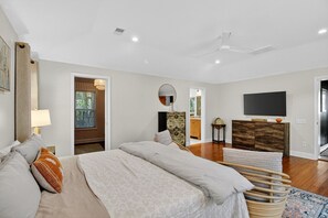 5 habitaciones, escritorio y tabla de planchar con plancha 