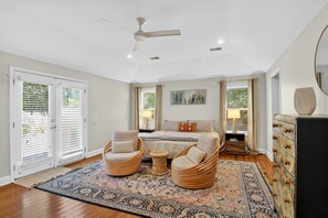 5 Schlafzimmer, Schreibtisch, Bügeleisen/Bügelbrett, Reisekinderbett