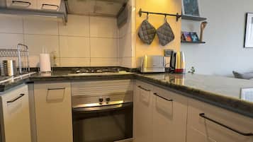 Apartament bàsic | Cuina privada | Microones, placa de cuina i utensilis de cuina, vaixella i coberteria