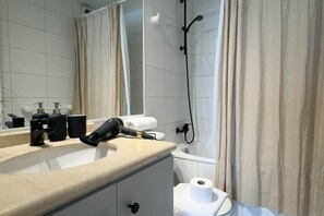 Apartamento básico | Banheiro | Chuveiro/banheira combinados, secador de cabelo, toalhas de banho