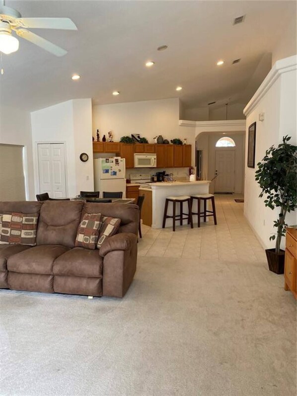 TV, books - Beautiful Dawn private home near all Disney parks
(Davenport)