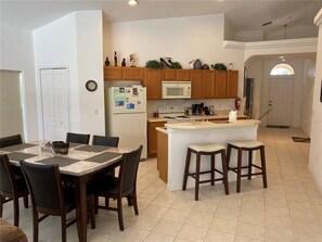 Fridge, microwave, oven, stovetop - Beautiful Dawn private home near all Disney parks
(Davenport)