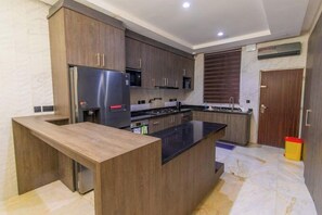 Appartement familial, balcon, vue sur la ville | Cuisine privée | Réfrigérateur, four à micro-ondes, un four, surface de cuisson