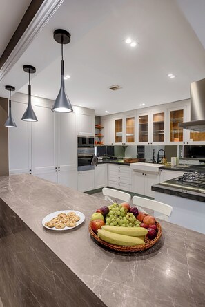 Fridge, cookware/dishes/utensils