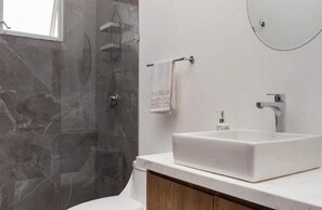 Douche, serviettes fournies, savon, papier toilette