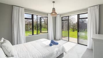 5 bedrooms, iron/ironing board, free WiFi, bed sheets