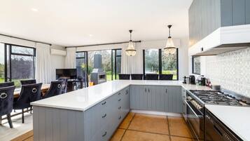 Fridge, oven, stovetop, dishwasher