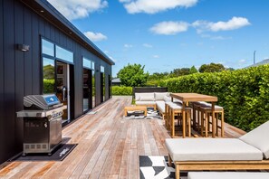 Outdoor dining - Sotally Tober Retreat (Martinborough)