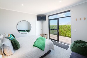 4 bedrooms, iron/ironing board, free WiFi, bed sheets