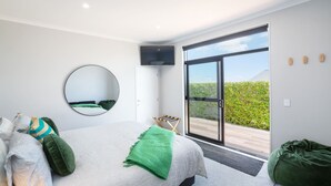 4 bedrooms, iron/ironing board, free WiFi, bed sheets - Sotally Tober Retreat (Martinborough)