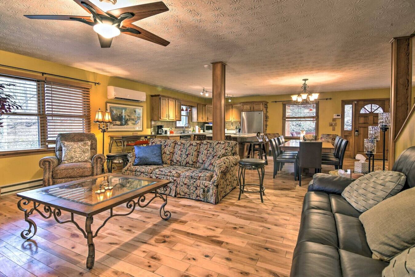 Televisión, chimenea, tenis de mesa y libros 