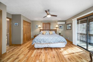 5 bedrooms, desk, iron/ironing board, travel crib