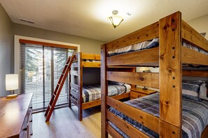 2 bedrooms, Internet, bed sheets - Old Town renovated first-floor condo w/shared all-season pool, walk to slopes (Park City)