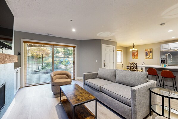 TV, fireplace, DVD player - Old Town renovated first-floor condo w/shared all-season pool, walk to slopes (Park City)