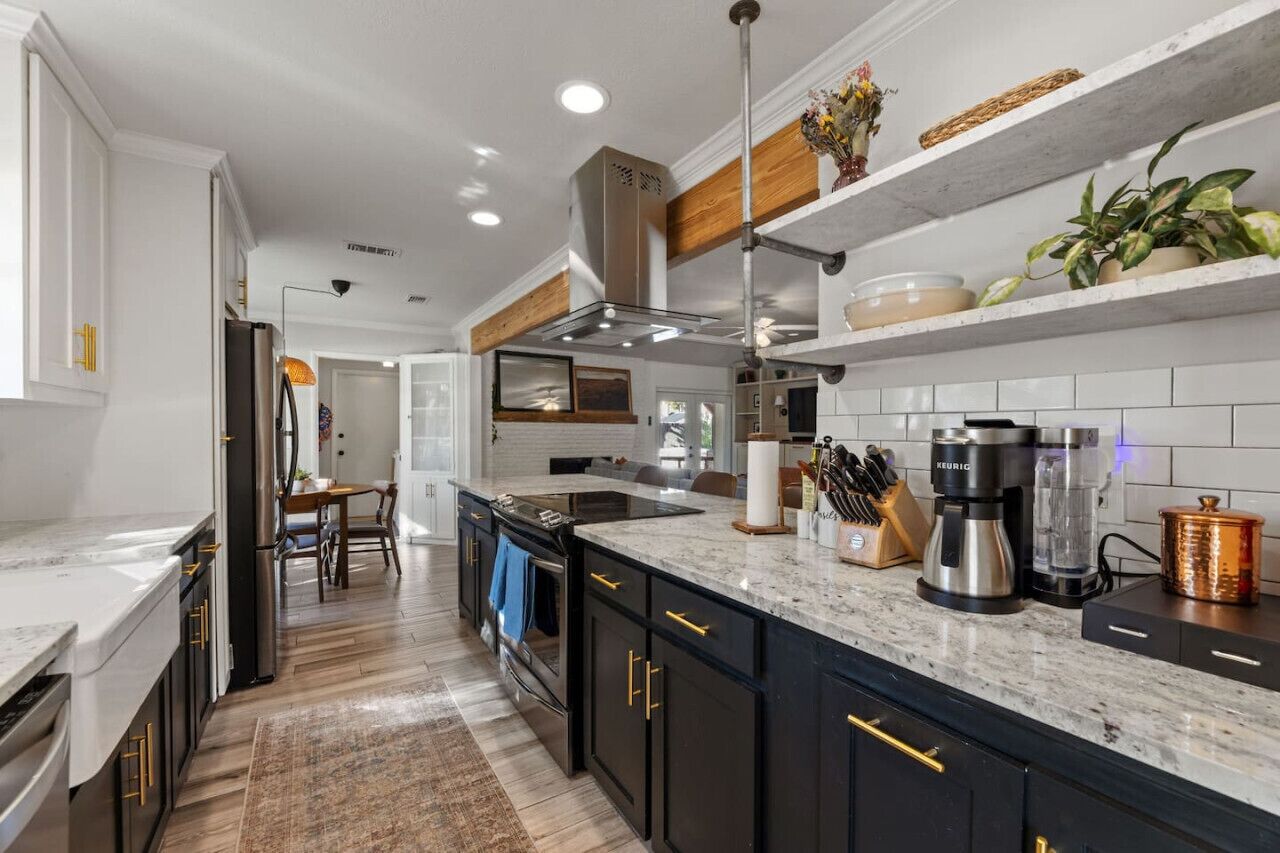 雪櫃、微波爐、焗爐、洗碗機