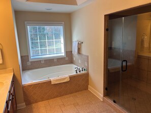Shower, jetted tub, towels, soap - Spacious Lake Front Retreat 7bd Slps 14+, Hoops, Gym, Deck, Theater Chez Sah Wah (Covington)