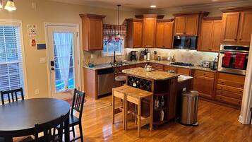 Jääkaappi, mikroaaltouuni, uuni, liesi