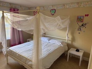 6 bedrooms, desk, iron/ironing board, WiFi