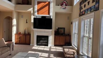 Älytelevisio, takka, tietokoneen näyttö