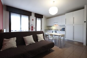 TV connectée, livres, chaîne hi-fi