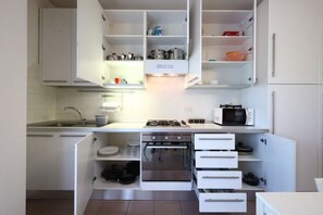 Frigorifero, microonde, forno, piano cottura
