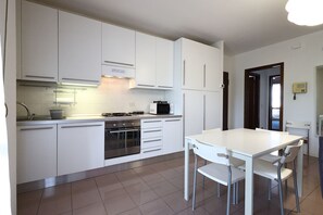 Frigorifero, microonde, forno, piano cottura