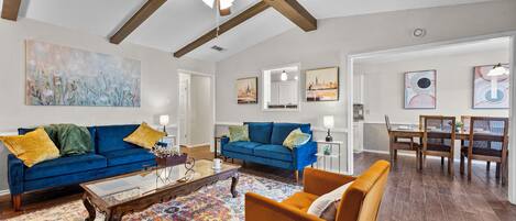 Una Smart TV, una chimenea