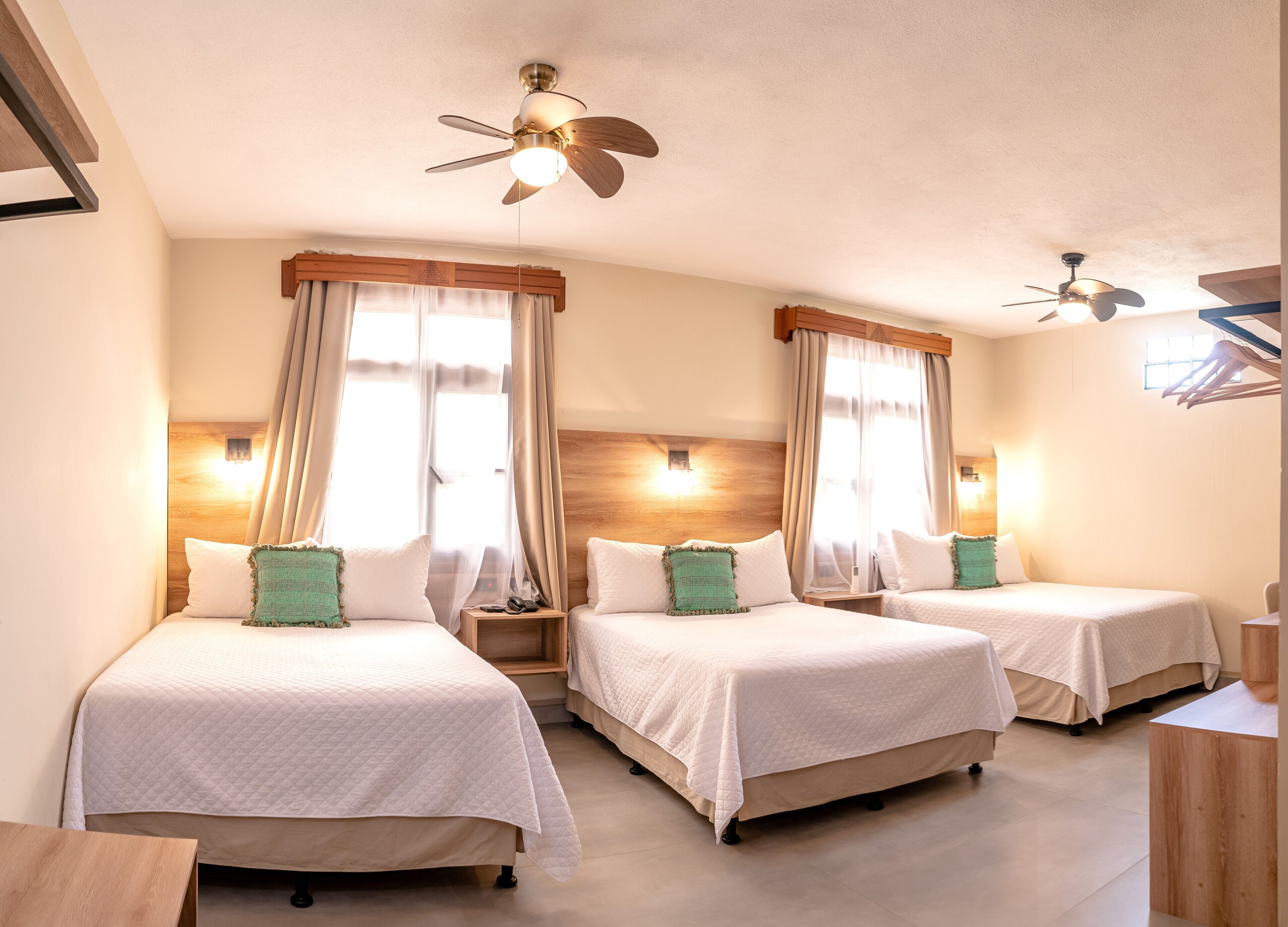 أغطية فراش متميزة وأسرّة تيمبور بديك وميني بار وخزنة داخل الغرفة