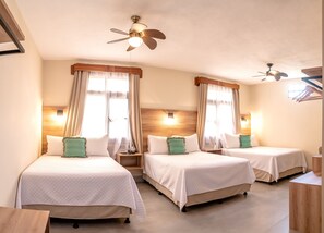 Quarto triplo standard | Roupas de cama premium, camas Tempur-Pedic, frigobar, cofres nos quartos