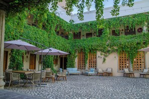 Courtyard - Hotel Casa Carmina    (Antigua Guatemala)