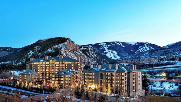 A multi-story hotel with a central courtyard, surrounded by snow-covered mountains and a ski resort. - Beaver Creek Solace by Avantstay Studio w/ Resort Pool + Hot Tub Premier Avon Location (Avon)