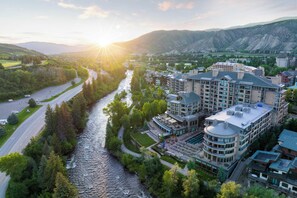 A modern hotel with a river view, surrounded by greenery and mountains. - Beaver Creek Solace by Avantstay Studio w/ Resort Pool + Hot Tub Premier Avon Location (Avon)