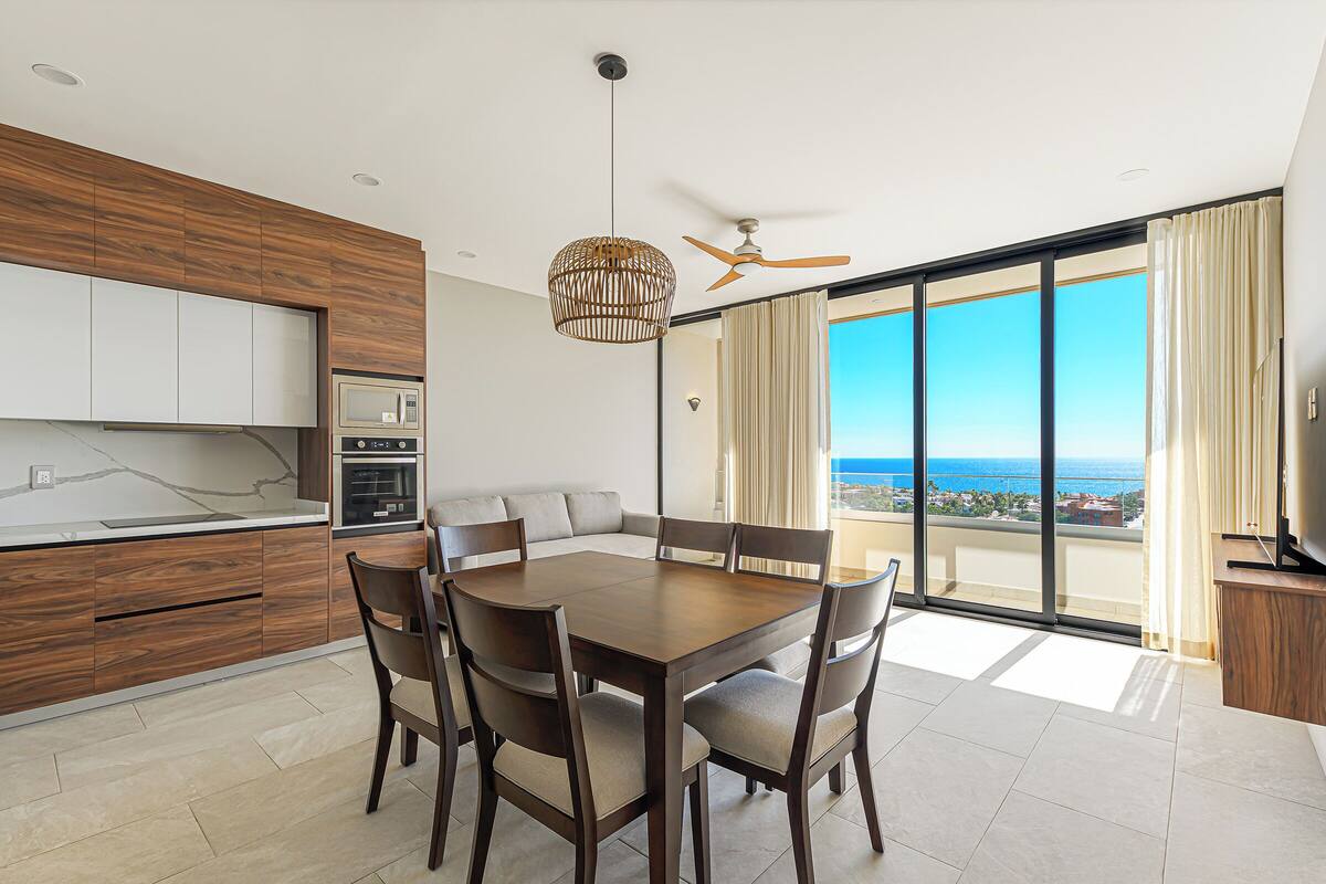 Luxury Apartment, Pool Access, Ocean View 204 | บริเวณนั่งเล่น | สมาร์ททีวี 65 นิ้ว พร้อมช่องดิจิตอล, Netflix, บริการสตรีมมิ่ง