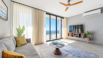 Luxury Apartment, 2 Bedrooms, Pool Access, Ocean View 503 | 客廳 | 65 吋智能電視連數碼電視頻道、Netflix、串流服務