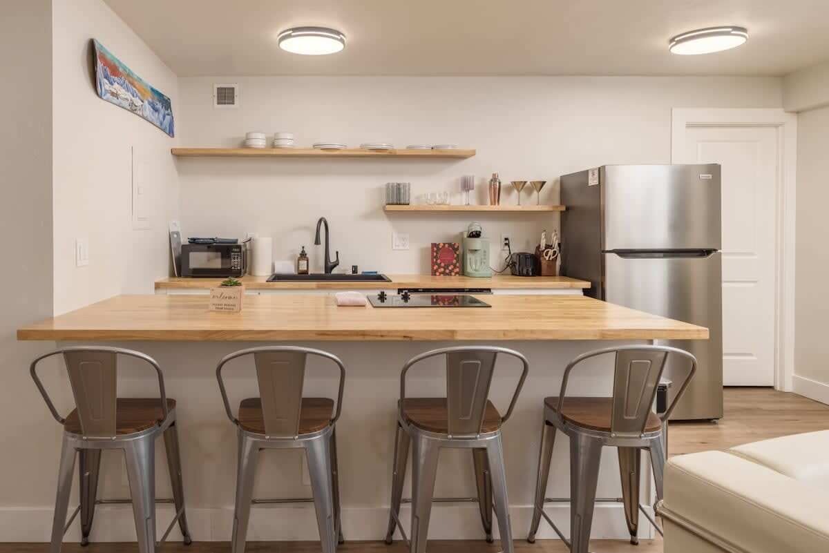 Réfrigérateur, micro-ondes, plaque de cuisson, lave-vaisselle