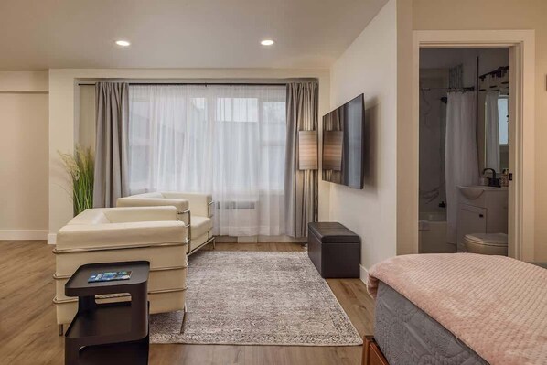 Tabla de planchar con plancha, wifi, ropa de cama