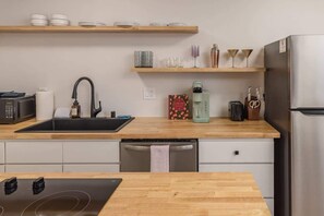 Frigorífico, microondas, placa de cocina y lavavajillas