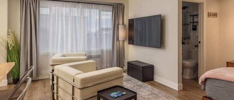 Tabla de planchar con plancha, wifi y ropa de cama