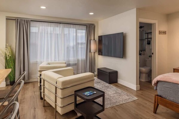 Iron/ironing board, WiFi, bed sheets - Modern Studio Downtown Anchorage (Anchorage)