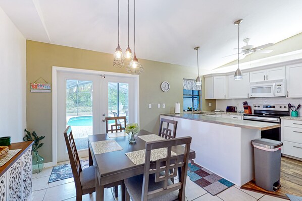 Fridge, microwave, oven, stovetop - Cozy home with private pool. internet, & washer and dryer (Cape Coral)