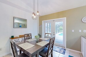 Dining - Cozy home with private pool. internet, & washer and dryer (Cape Coral)