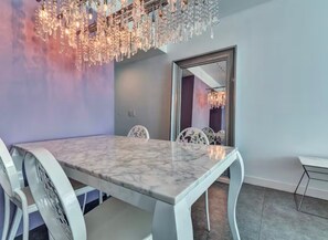 Lave-vaisselle, batterie de cuisine, vaisselle et ustensiles