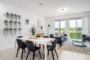 Dining - House with stunning lake views (Davenport)