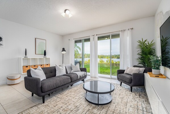 TV - House with stunning lake views (Davenport)